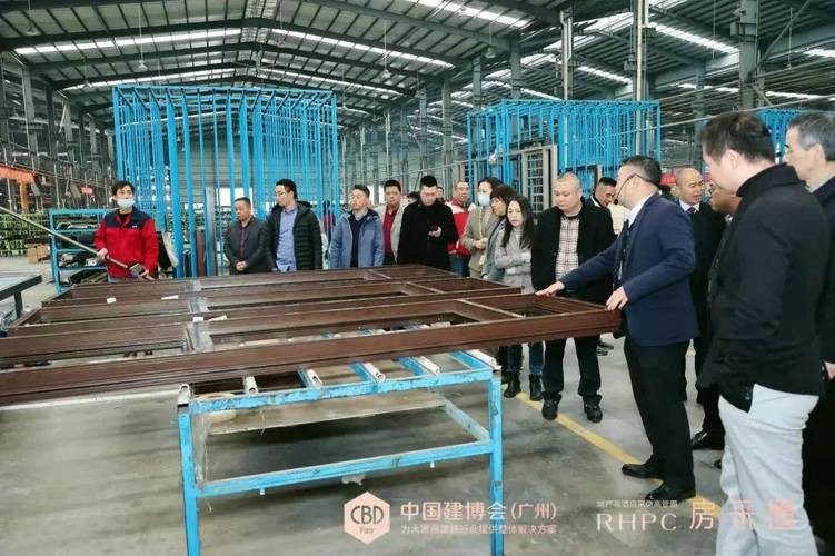 参观轩尼斯范湖工厂与新展厅房地产&middot;商说考察团一行在轩尼斯门窗范湖